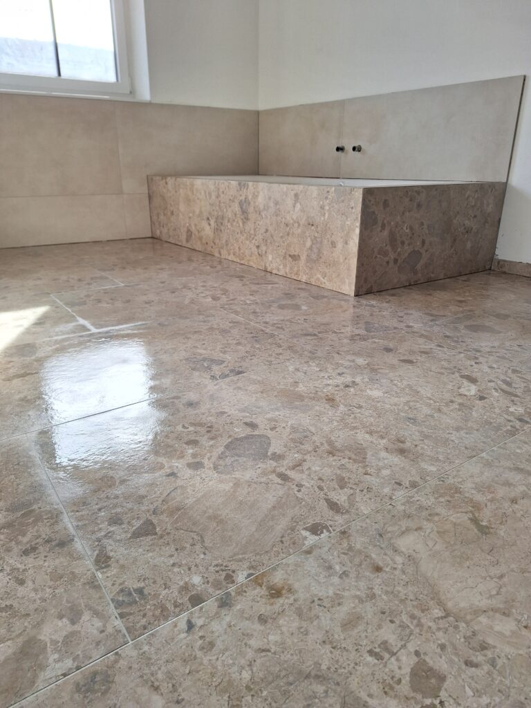Boden in Terrazzo-Optik mit verfliester Wannenverkleidung